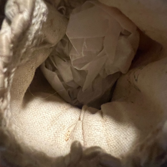 Vintage pair of baby shoes. 4 buttons and details along top of the shoe - Picture 12 of 12